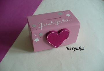 Dřevěná pokladnička se srdíčkem