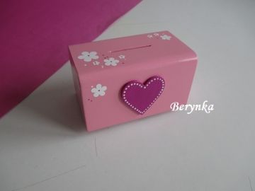 Dřevěná pokladnička se srdíčkem