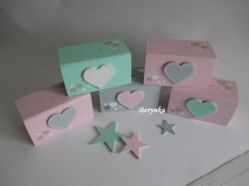 Dřevěná pokladnička se srdíčkem