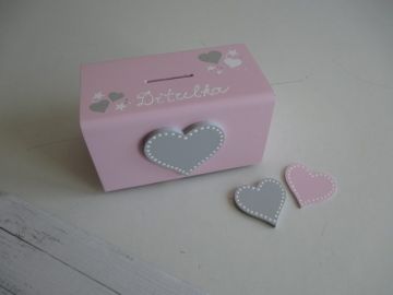 Dřevěná pokladnička se srdíčkem