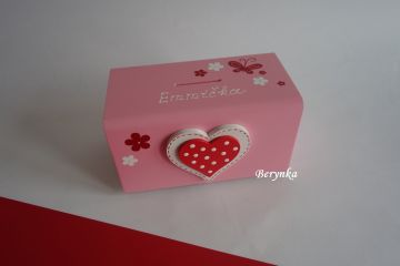 Dřevěná pokladnička se srdíčkem