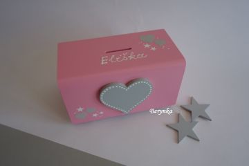 Dřevěná pokladnička se srdíčkem