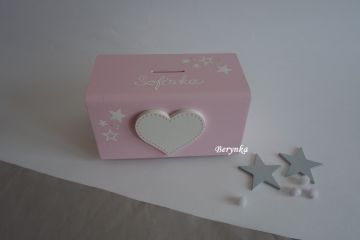 Dřevěná pokladnička se srdíčkem