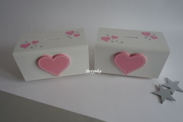 Dřevěná pokladnička se srdíčkem