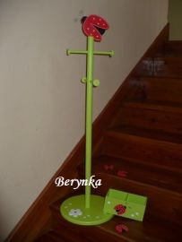 Věšák - němý sluha s beruškou