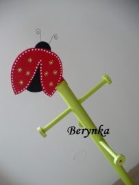 Věšák - němý sluha s beruškou