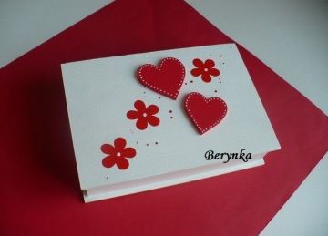 Svatební krabička se srdíčky a kytičkami