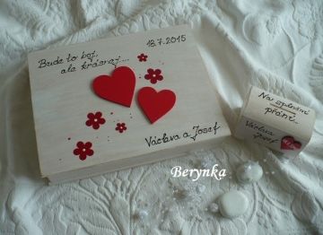 Svatební krabička se srdíčky a kytičkami