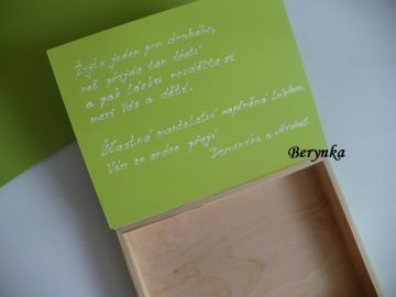 Svatební krabička se srdíčky a kytičkami