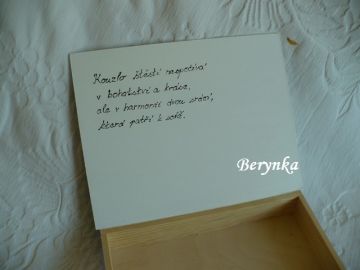 Svatební krabička se srdíčky a kytičkami