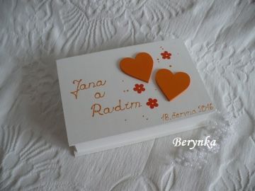 Svatební krabička se srdíčky a kytičkami