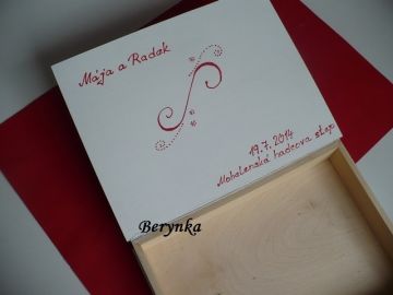 Svatební krabička se srdíčky a kytičkami