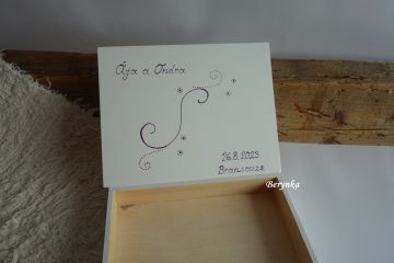 Svatební krabička se srdíčky a kytičkami