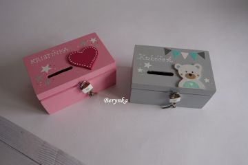 Dřevěná pokladnička se srdíčkem