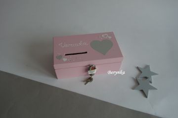 Dřevěná pokladnička se srdíčkem