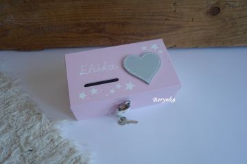 Dřevěná pokladnička se srdíčkem