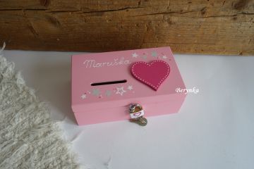 Dřevěná pokladnička se srdíčkem