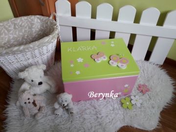 Dřevěná vzpomínková bedýnka s motýlky