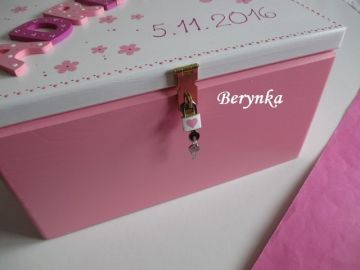 Dřevěná vzpomínková bedýnka s motýlky