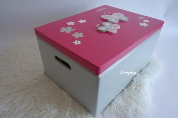 Dřevěná vzpomínková bedýnka s motýlky