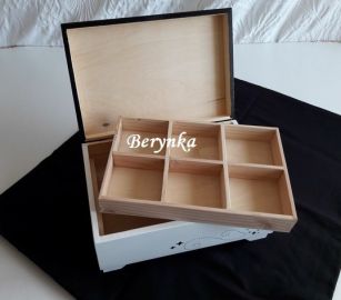 Truhla s kočkami na měsíci