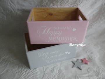 Dřevěná bedýnka s nápisy