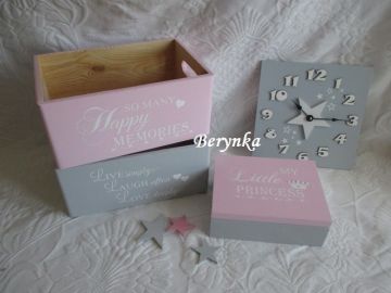 Dřevěná bedýnka s nápisy