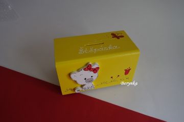 Dřevěná pokladnička s koťátkem