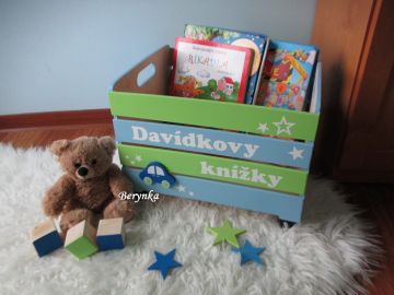 Dřevěná bedýnka s autíčkem - v různých barvách