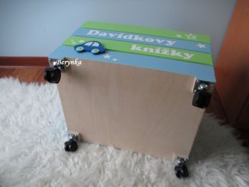 Dřevěná bedýnka s autíčkem - v různých barvách