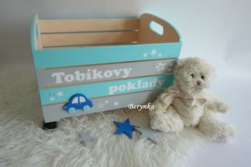 Dřevěná bedýnka s autíčkem - v různých barvách