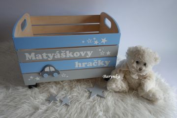 Dřevěná bedýnka s autíčkem - v různých barvách