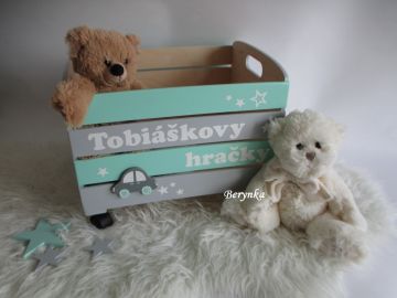 Dřevěná bedýnka s autíčkem - v různých barvách