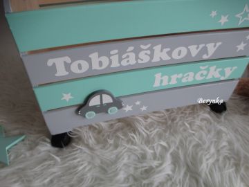 Dřevěná bedýnka s autíčkem - v různých barvách