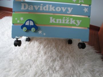 Dřevěná bedýnka s autíčkem - v různých barvách