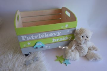 Dřevěná bedýnka s autíčkem - v různých barvách