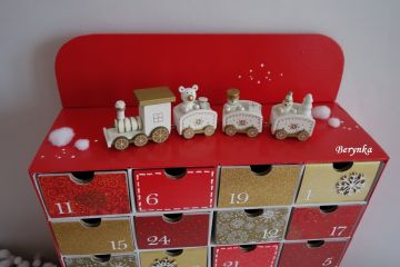 Adventní kalendář červeno-zlatý s vláčkem