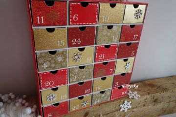 Adventní kalendář červeno-zlatý s vláčkem