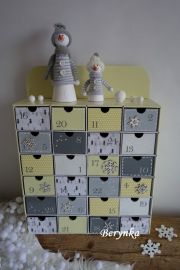 Adventní kalendář žluto-šedý se sněhuláčky