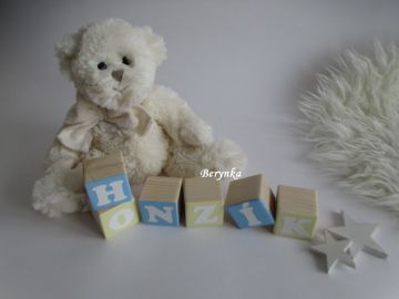 Dřevěné kostičky světle modro-žluté