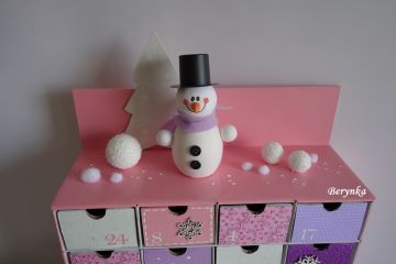 Adventní kalendář růžovo-fialový se sněhuláčkem