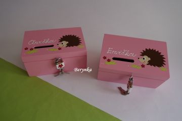 Dřevěná pokladnička s ježkem