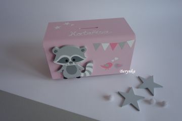 Dřevěná pokladnička s mývalem