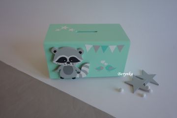 Dřevěná pokladnička s mývalem