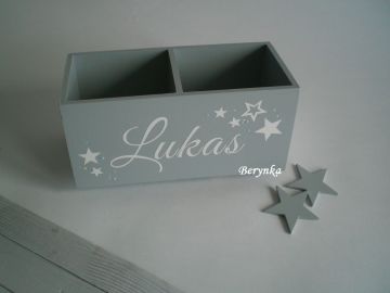 Dřevěný stojánek na tužky s nápisem