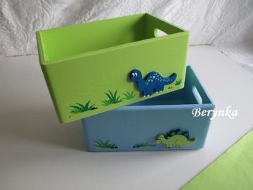 Dřevěná bedýnka s dinosaurem
