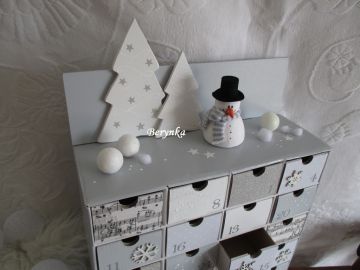 Adventní kalendář se sněhulákem u stromečků