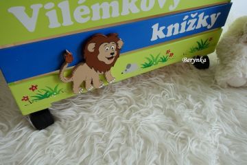 Dřevěná bedýnka se lvem