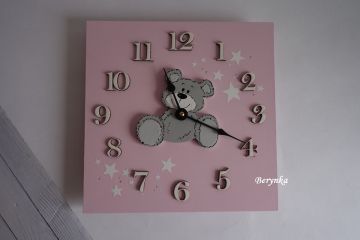 Dřevěné hodiny s medvídkem - kulaté/čtvercové