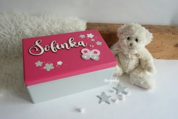 Dřevěná bedýnka s vyřezaným jménem a motýlkem